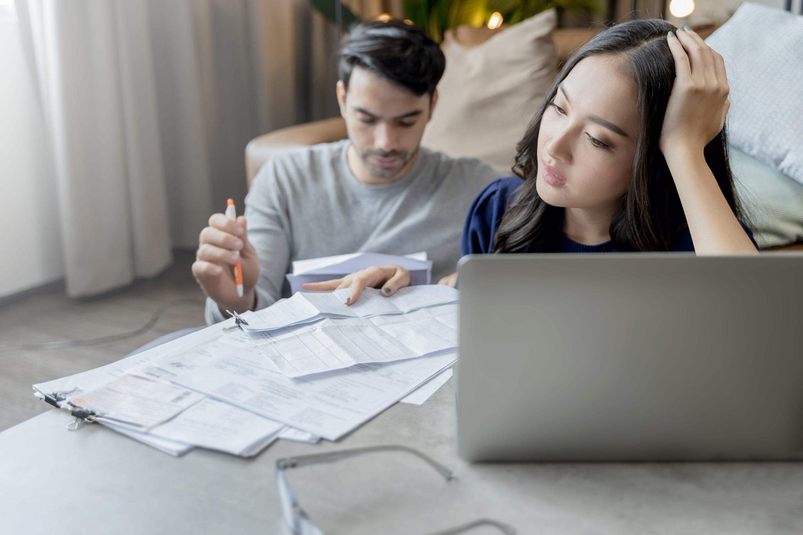 finanzas-domesticas-esposo-esposa-discutiendo-recibo-factura-papel-junto-estres-sensacion-confusion-muchos-problemas-deudas-interior-hogar-1