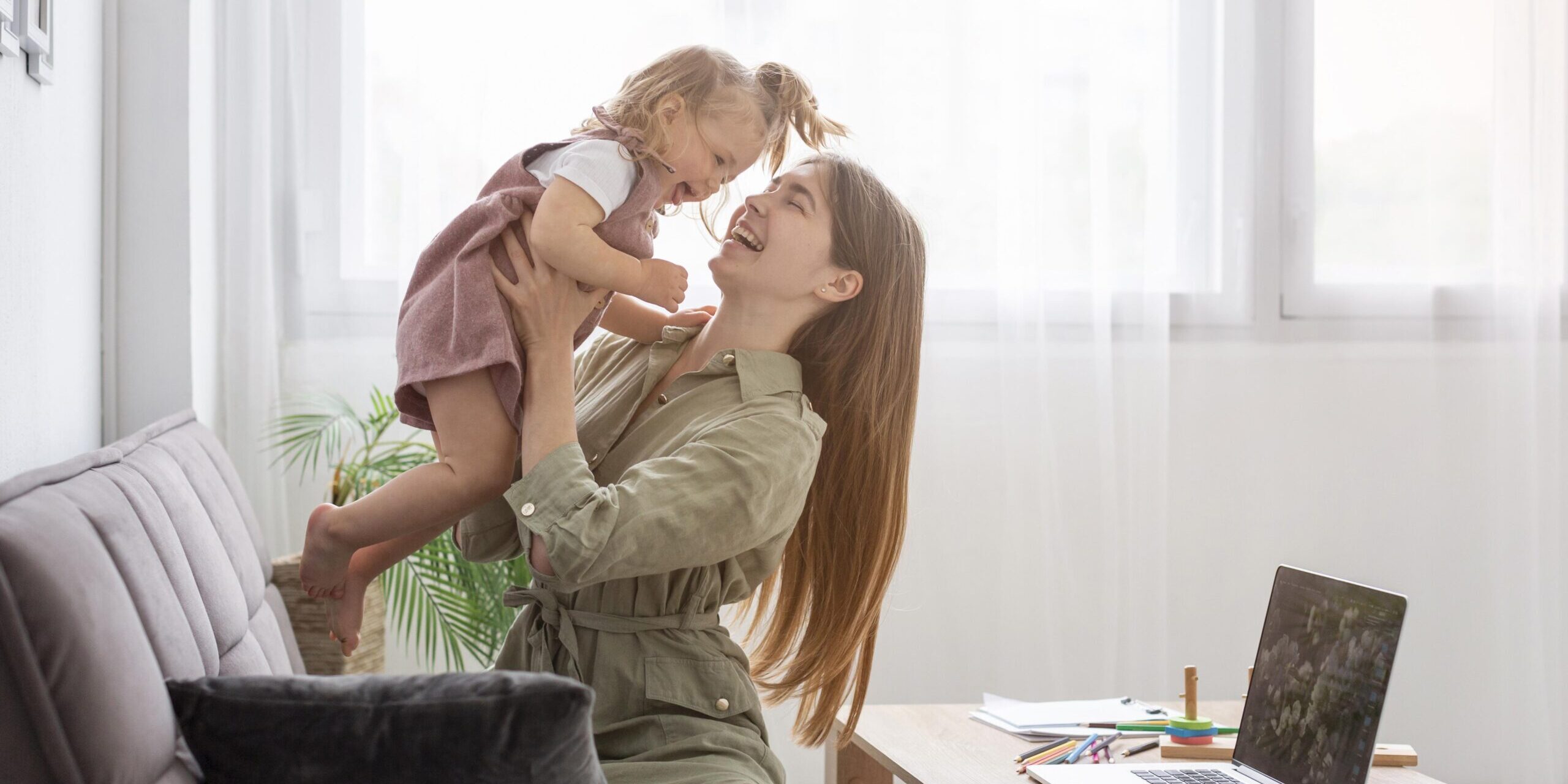 madre-sofa-tenencia-nina
