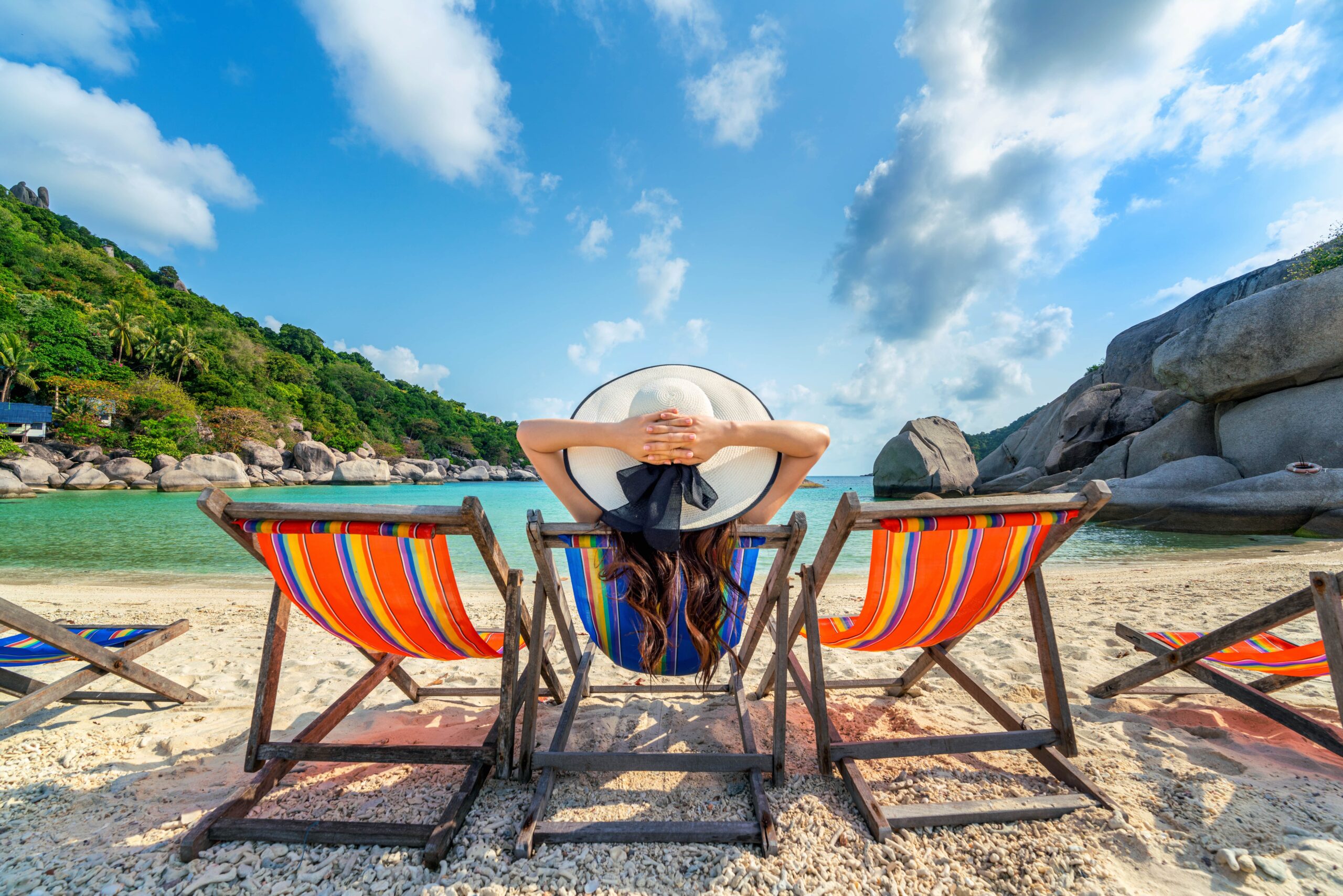 mujer-sombrero-sentado-playa-sillas-hermosa-playa-tropical-mujer-relajandose-playa-tropical-isla-koh-nangyuan-min