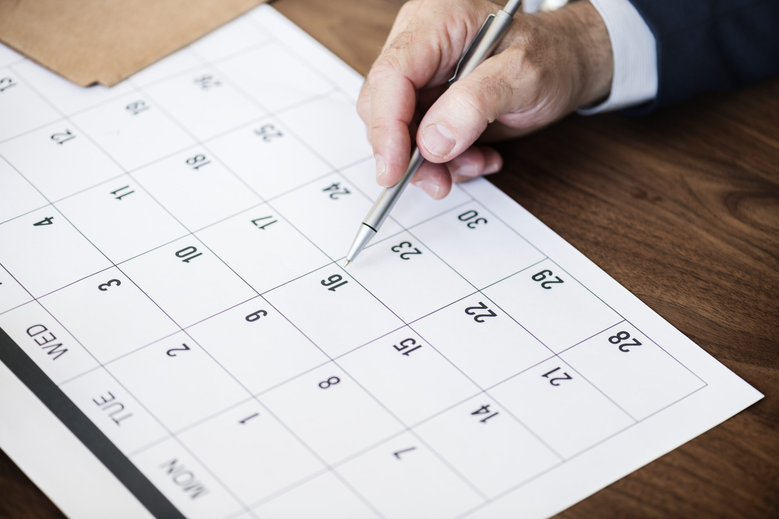 empresario-marcando-calendario-cita-min