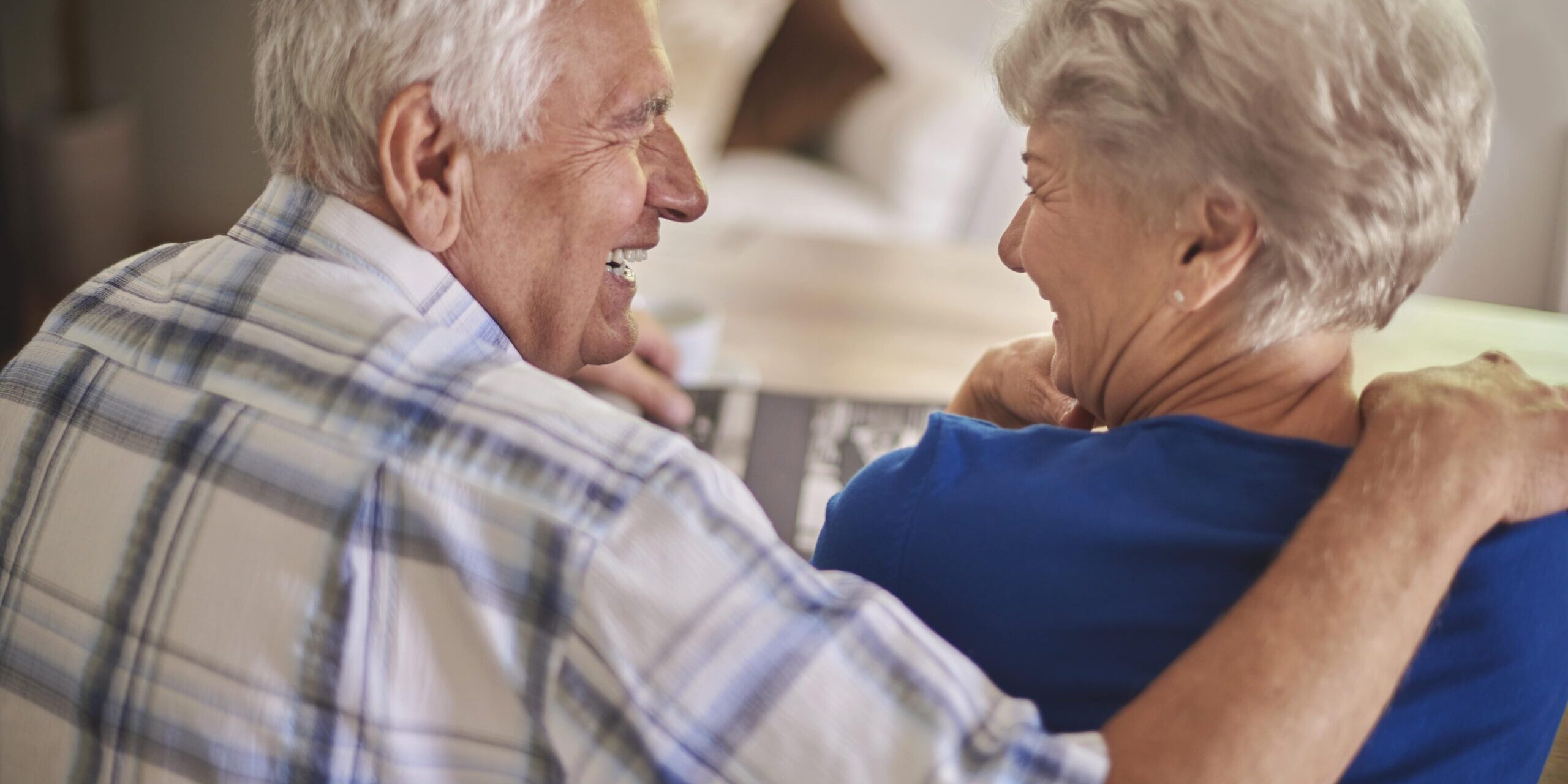 pareja-senior-recuerda-buenos-tiempos-min