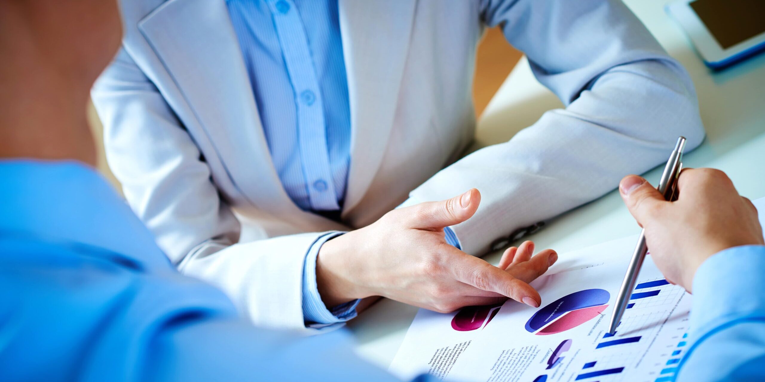 hombres-negocio-analizando-graficos-barras-su-trabajo-min